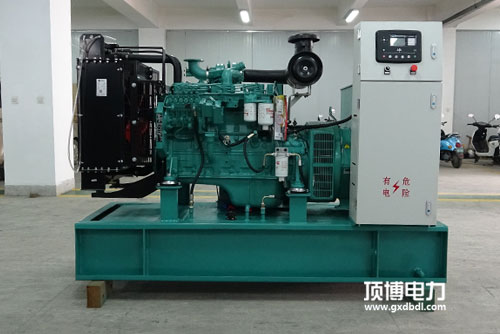 一臺750kW柴油發電機組工作小于100h，起動排氣管有大量白煙